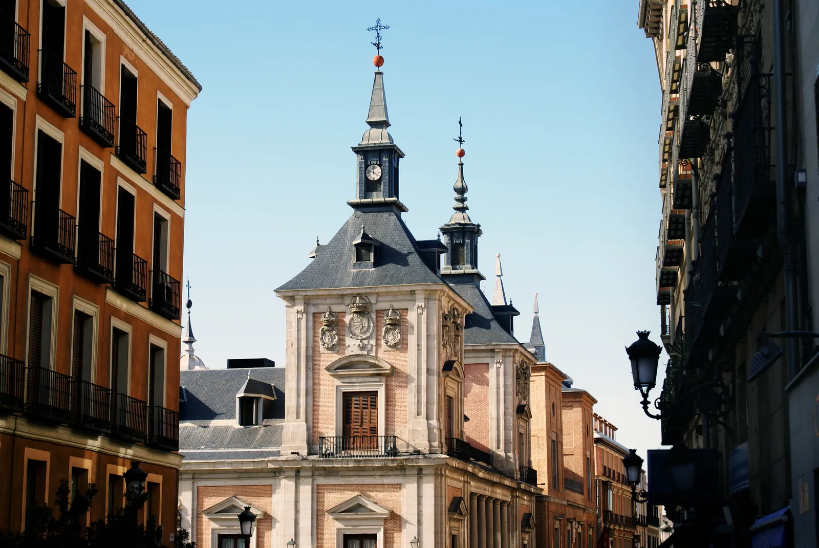 Arquitectura historica del casco antiguo del distrito Centro de Madrid, con edificios senoriales y balcones del siglo XIX