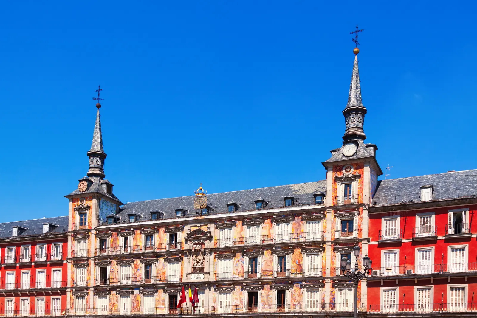 Torres y fachadas de la Plaza Mayor de Madrid, nucleo del Madrid de los Austrias en el distrito Centro